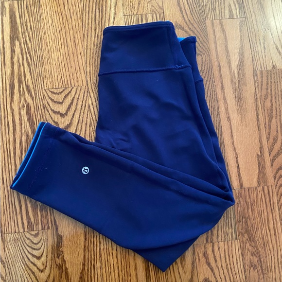 Size 6 Lululemon reversible blue cropped leggings - Picture 1 of 5